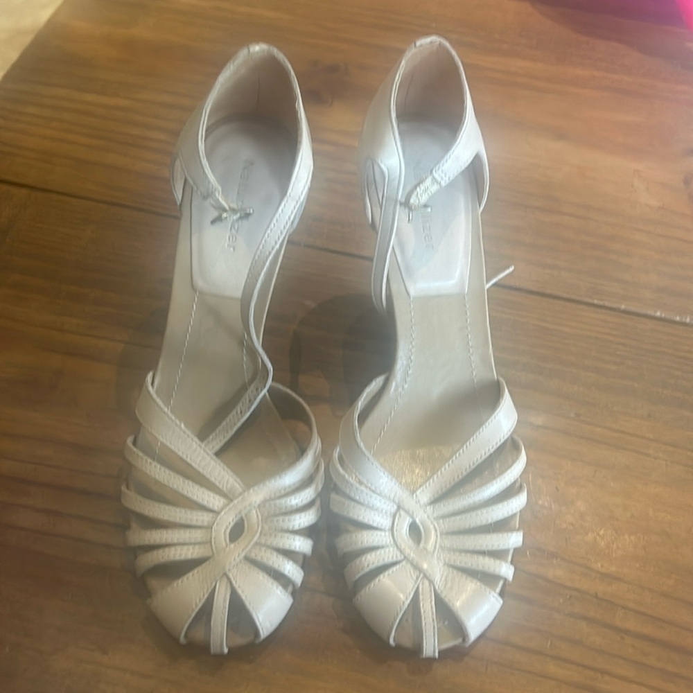 Women’s Naturalizer neutral colored heels. Excellent condition. Size 7.5